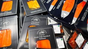 Saumon en promotion dans les grandes surfaces suisses : rabais répétés et enjeux de gaspillage
