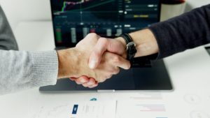 Suisse et Royaume-Uni scellent un accord de libre-échange modernisé : une victoire pour la finance et l’innovation