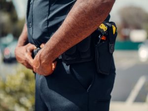 Tasers dans les transports suisses : le Conseil fédéral valide une arme controversée