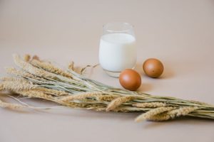 Alerte sanitaire : des résidus de caoutchouc détectés dans le lait cru suisse